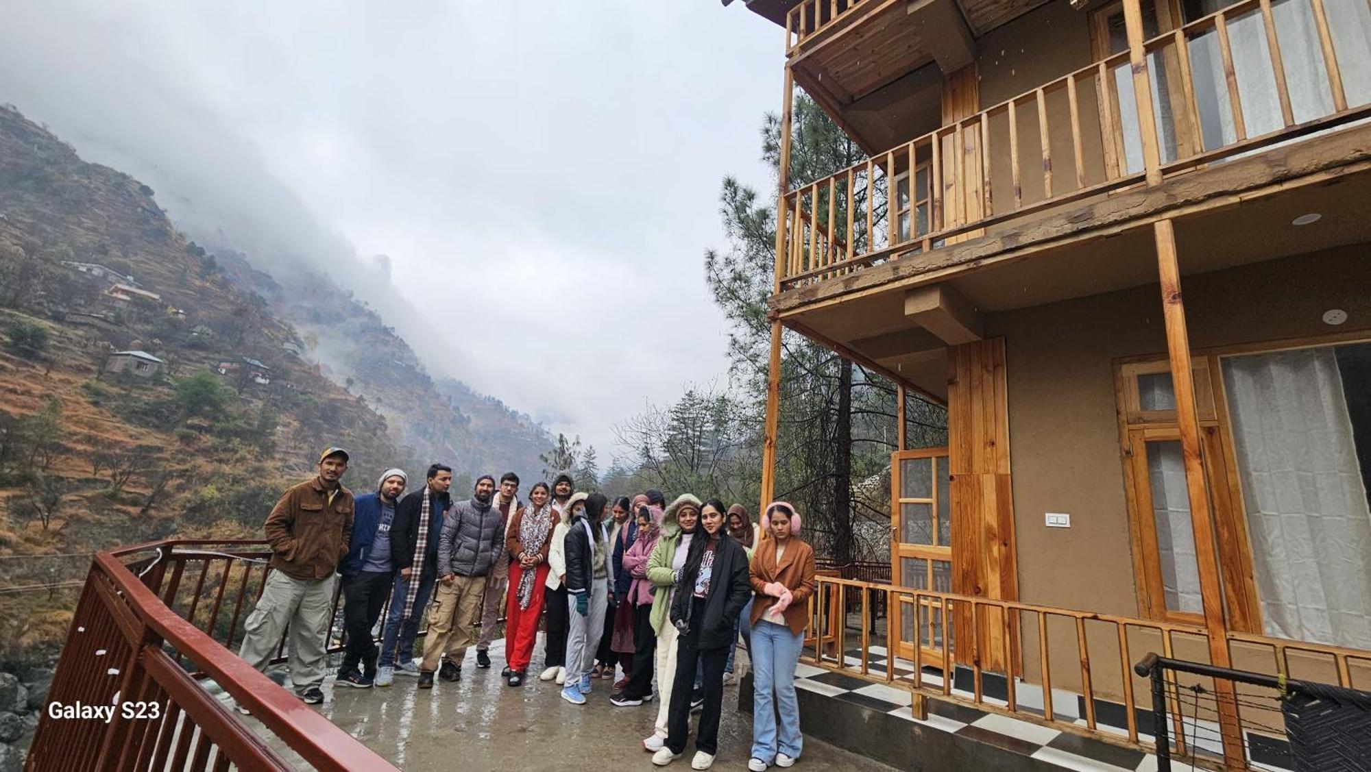 The Fiza Retreat Tirthan Banjār Екстериор снимка