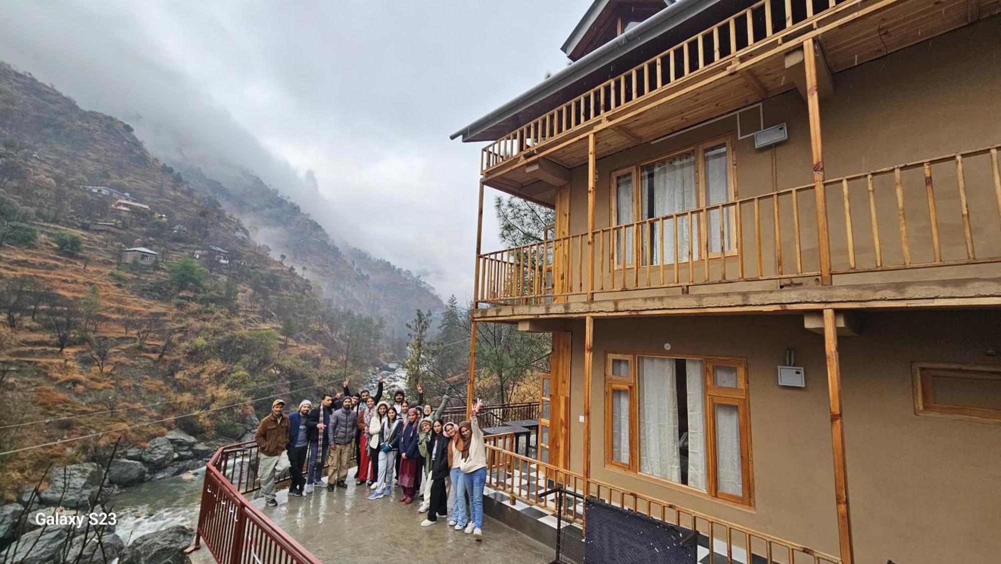 The Fiza Retreat Tirthan Banjār Екстериор снимка