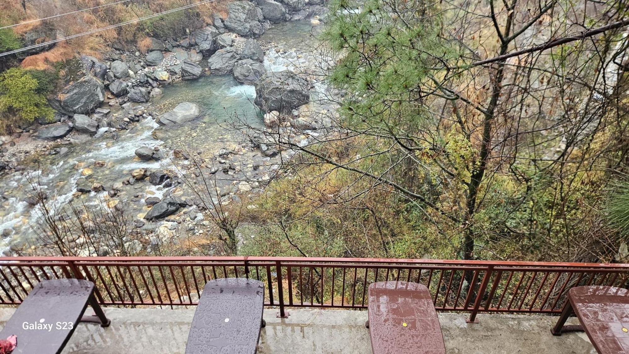 The Fiza Retreat Tirthan Banjār Екстериор снимка